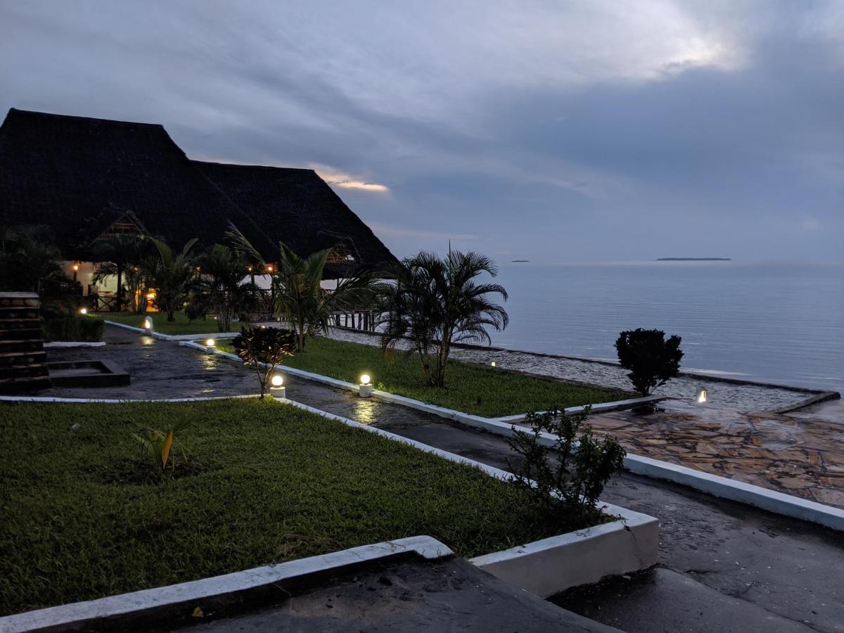 Amaan Ocean Hotel Kihinani Bububu 外观 照片