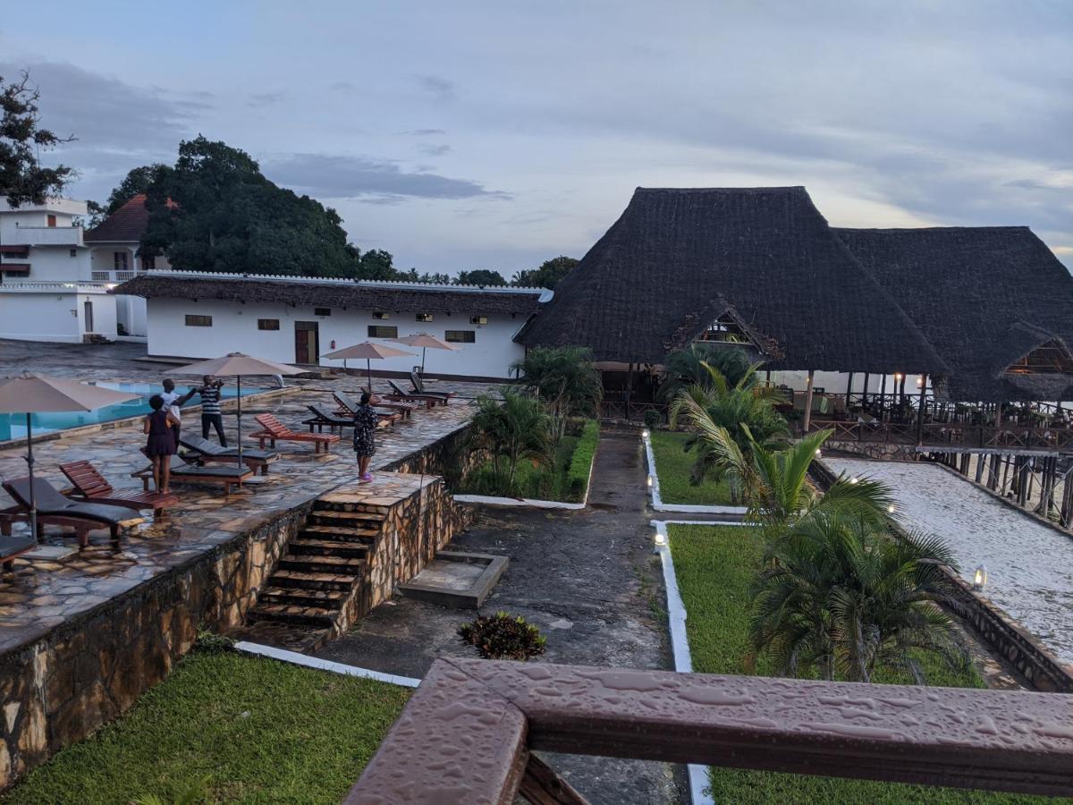 Amaan Ocean Hotel Kihinani Bububu 外观 照片